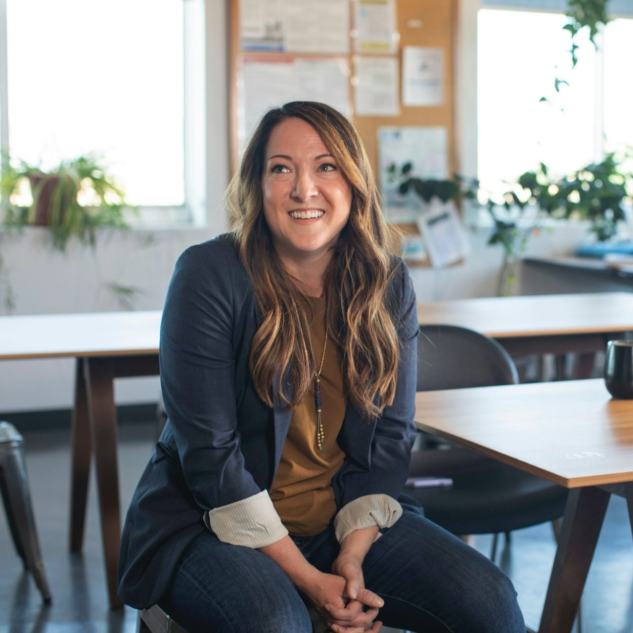 Retrato de Victoria Guzmán, fotógrafa profesional de interiores en Madrid, con cámara y equipo propio, lista para un proyecto inmobiliario. Retrato de Victoria Guzmán, fotógrafa profesional de interiores en Madrid, con cámara y equipo propio, lista para un proyecto inmobiliario.