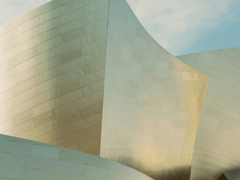 Retrato de Victoria Guzmán, fotógrafa profesional de interiores en Madrid, con cámara y equipo propio, lista para un proyecto inmobiliario. Retrato de Victoria Guzmán, fotógrafa profesional de interiores en Madrid, con cámara y equipo propio, lista para un proyecto inmobiliario.